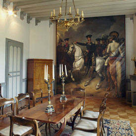 Raum mit Tafel und Stühlen auf der Burg Sooneck
