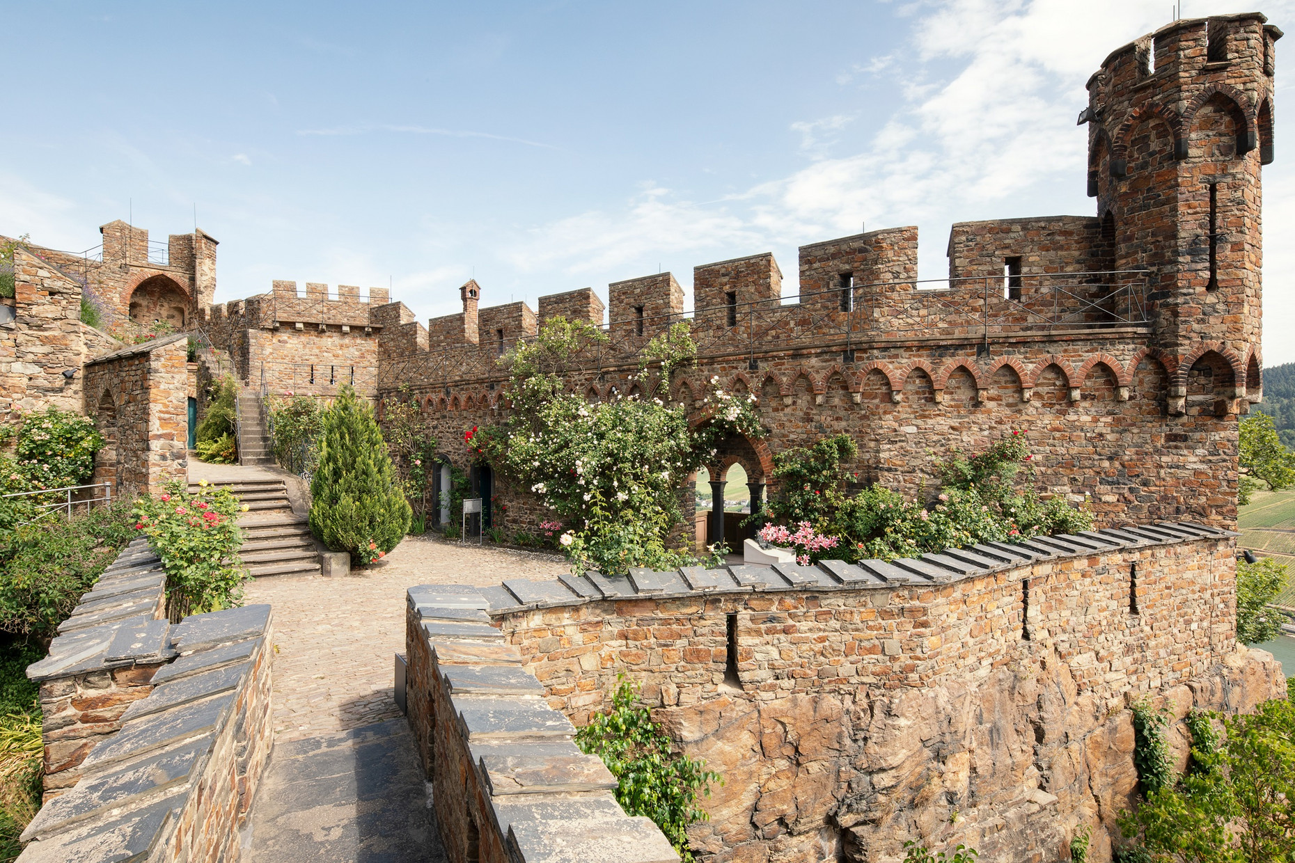 Burg mit Rosengarten