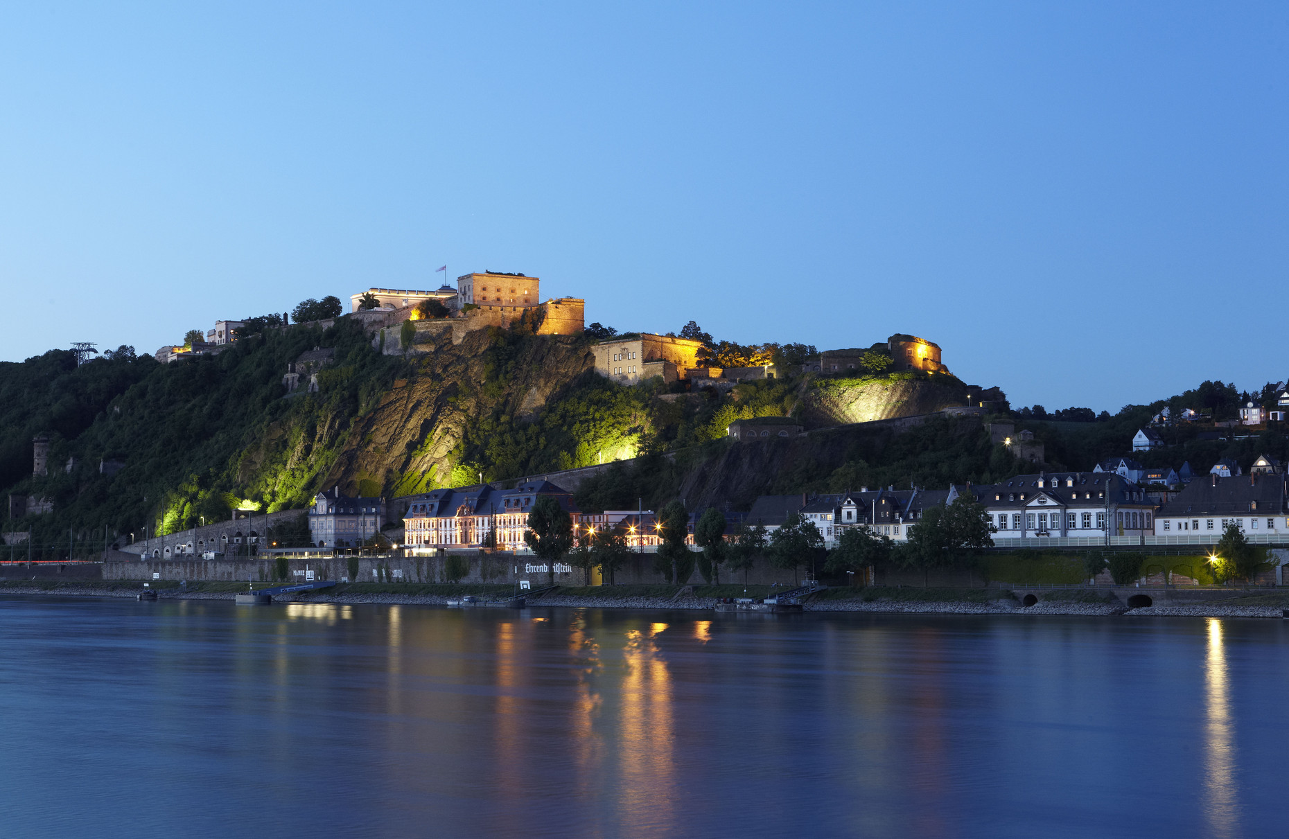 Blick über den Rhein auf Festung und Stadtteil Ehrenbreitstein in der Dämmerung