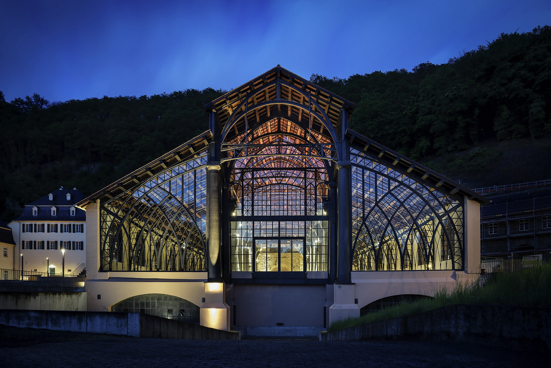 Sayner Hütte bei Nacht beleuchtet