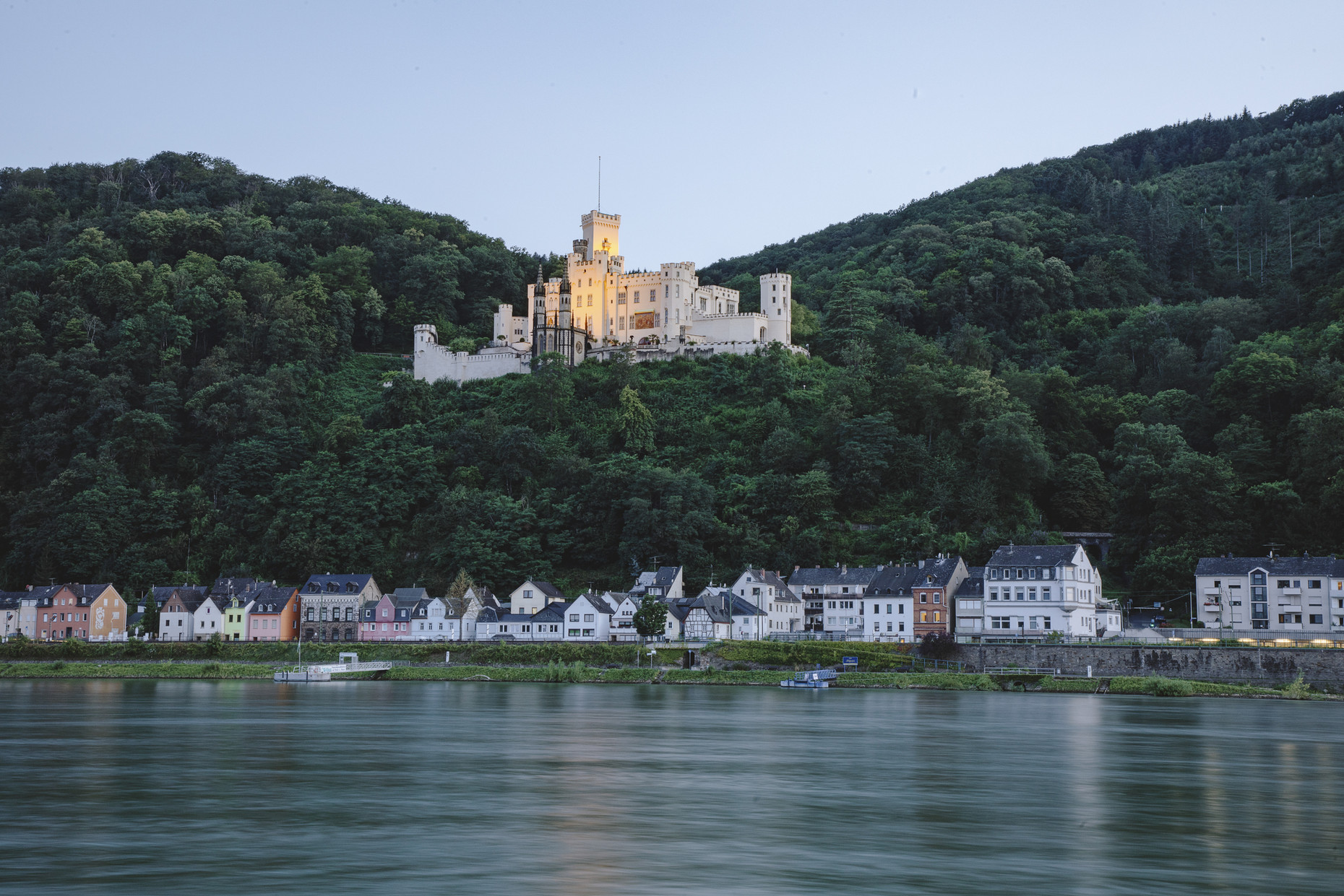 Schloss Stolzenfels in der Abenddämmerung