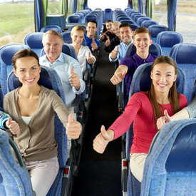 Menschengruppe sitzt in einem Reisebus