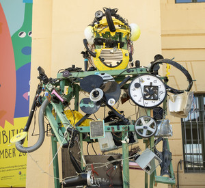 Müllmonster vor dem Eingang zur Ausstellung
