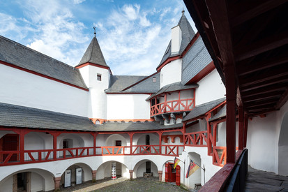Mehrstöckiger Innenhof einer Burg