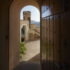 Blick durch eine Tür ins Schloss Stolzenfels