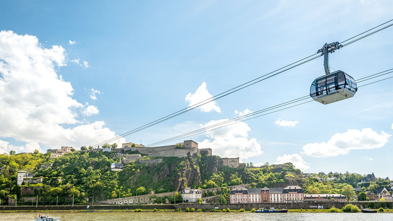 Seilbahn-Kabine über dem Rhein, vor dem Hintergrund der Fetsung Ehrenbreitstein