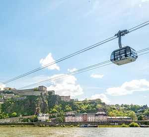 Seilbahn-Kabine über dem Rhein, vor dem Hintergrund der Fetsung Ehrenbreitstein