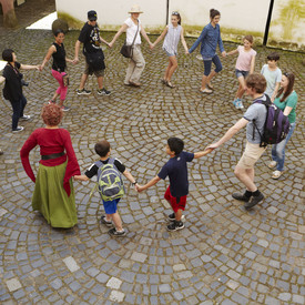 Menschen tanzen im Innenhof der Burg Pfalzgrafenstein