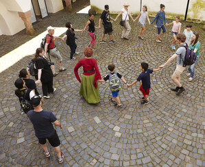 Burg Pfalzgrafenstein Menschen tanzen im Innenhof der Burg Pfalzgrafenstein